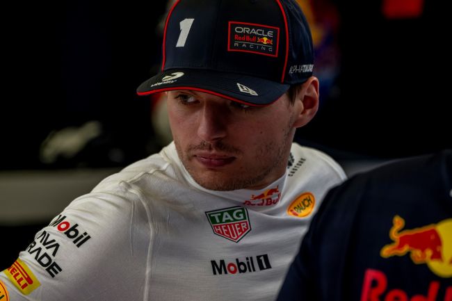 Max Verstappen cắn lưỡi sau quả phạt đền khiến anh mất chiến thắng ở Ả ...