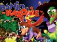 4 nhân vật đầu tiên giới thiệu một bức tượng của Tooty từ Banjo-Kazooie 